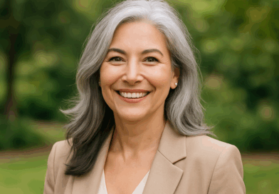 Mulher Grisalha sorrindo