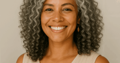 Mulher Grisalha com cabelo cacheado