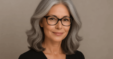 Mulher com cabelo grisalho - imagem gerada por IA
