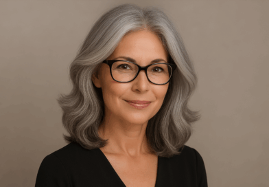 Mulher com cabelo grisalho - imagem gerada por IA