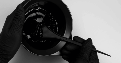 Pote com tonalizante e pincel preto - imagem gerada por IA