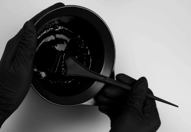 Pote com tonalizante e pincel preto - imagem gerada por IA