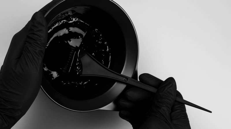 Pote com tonalizante e pincel preto - imagem gerada por IA