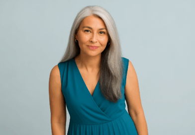 Mulher com Cabelos Lisos, Longos Grisalhos - Imagem gerada por IA