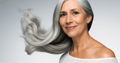 Mulher com cabelos grisalhos soltos - imagem gerada por IA