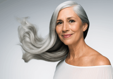Mulher com cabelos grisalhos soltos - imagem gerada por IA