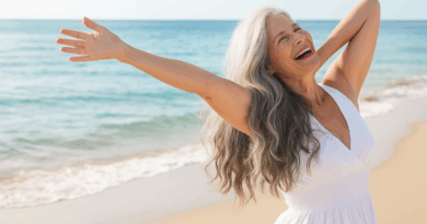 Mulher grisalha na praia feliz - Imagem gerada por IA