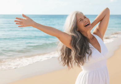 Mulher grisalha na praia feliz - Imagem gerada por IA