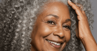 Mulher Negra cabelos grisalhos cacheados - Imagem gerada por IA