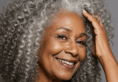 Mulher Negra cabelos grisalhos cacheados - Imagem gerada por IA