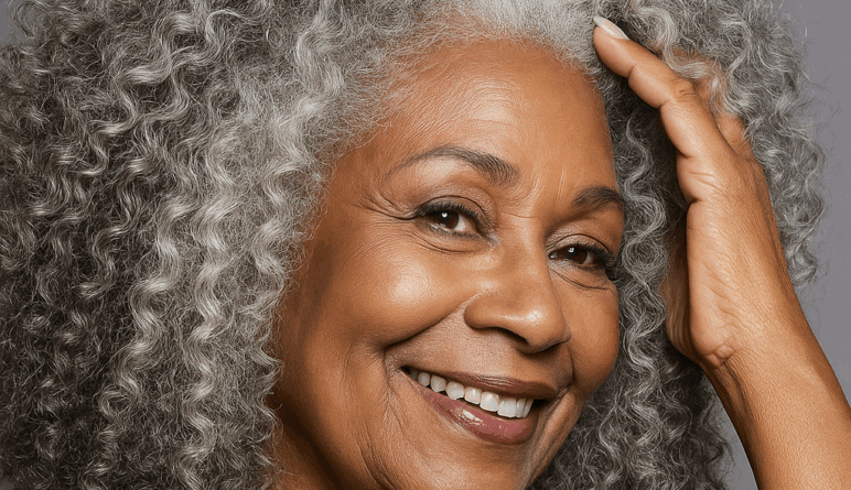 Mulher Negra cabelos grisalhos cacheados - Imagem gerada por IA