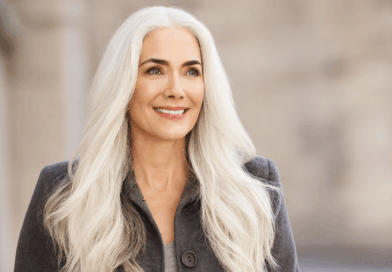 Mulher feliz cabelos brancos longos - Imagem retirada do Google