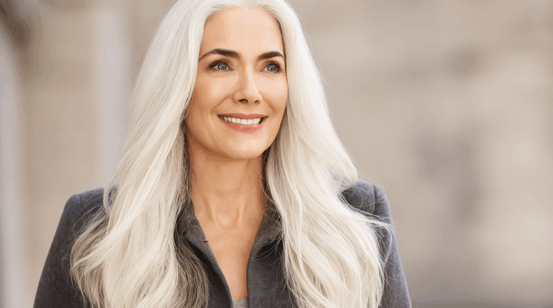 Mulher feliz cabelos brancos longos - Imagem retirada do Google