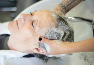 Mulher lavando cabelo em salão - imagem retirada do Google