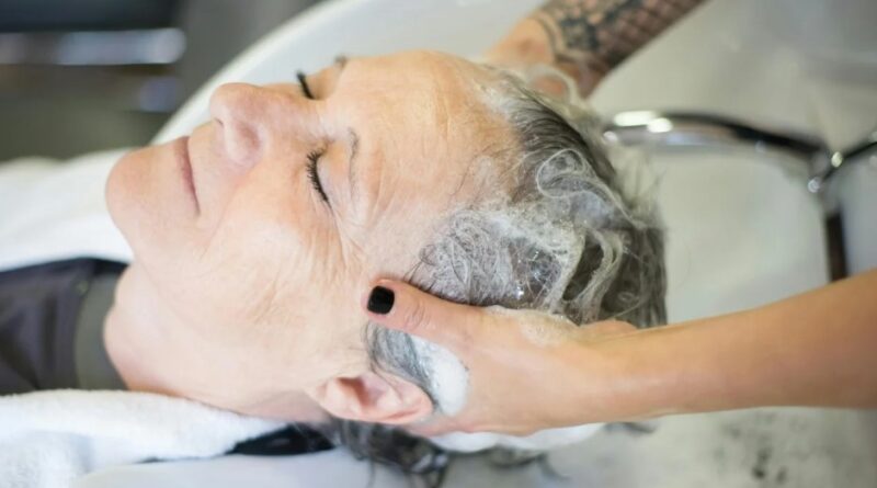 Mulher lavando cabelo em salão - imagem retirada do Google