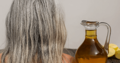 Mulher com Cabelos Grisalhos e uma jarra de azeite ao lado - imagem gerada por IA.