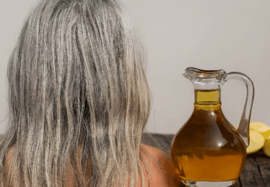 Mulher com Cabelos Grisalhos e uma jarra de azeite ao lado - imagem gerada por IA.