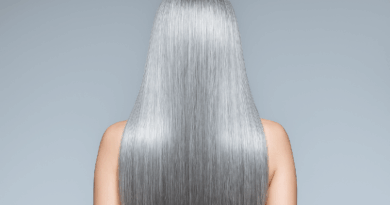 Mulher de costas com cabelos grisalhos lisos - imagem gerada por IA