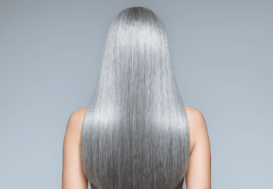 Mulher de costas com cabelos grisalhos lisos - imagem gerada por IA