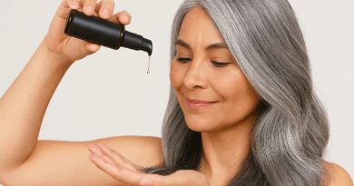 Mulher grisalha com frasco de óleo fazendo umectação capilar - Imagem gerada por IA.