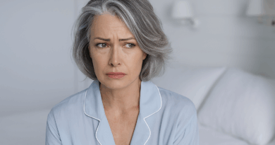 Mulher Grisalha com fisionomia de preocupada - Imagem retirada do google