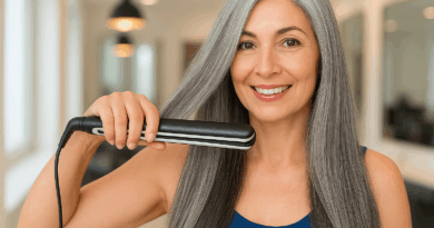 Mulher grisalho utilizando prancha no cabelo - Imagem gerada por IA