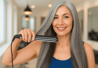 Mulher grisalho utilizando prancha no cabelo - Imagem gerada por IA
