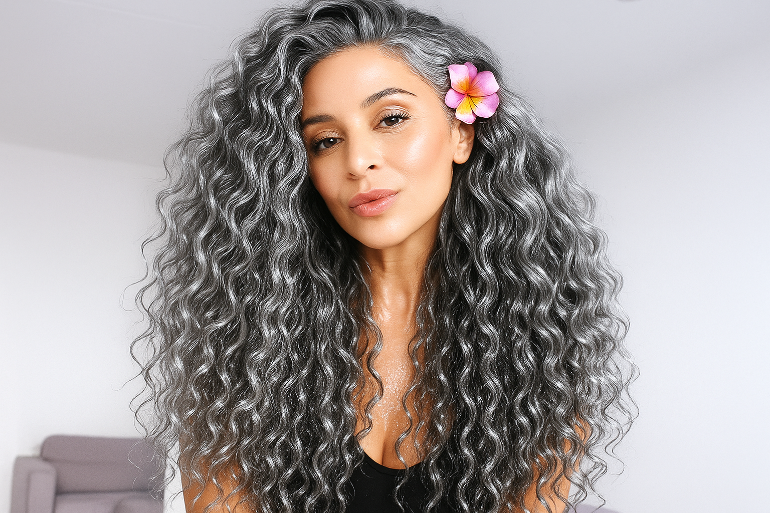 Mulher grisalha cacheada com ativador de cachos - Imagem gerada por IA.