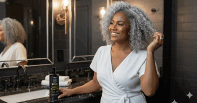 Mulher Negra grisalha com Ativador de Cachos - Imagem gerada por IA.