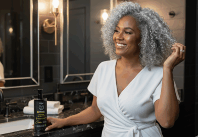 Ativador de Cachos para Cabelos Brancos e Grisalhos: Definição, Brilho e Movimento Natural em Cada Fio Mulher Negra grisalha com Ativador de Cachos - Imagem gerada por IA.