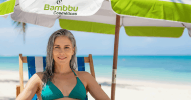 Mulher grisalha em praia guarda-sol - Imagem gerada por IA