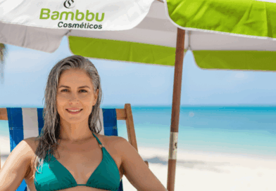 Mulher grisalha em praia guarda-sol - Imagem gerada por IA