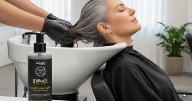 Mulher grisalha salao mascara sos - Imagem gerada por IA