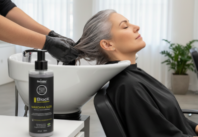 O Guia do Brilho Prateado: Descubra como cuidar de cabelo grisalho e eliminar o aspecto opaco para fios luminosos Mulher grisalha salao mascara sos - Imagem gerada por IA