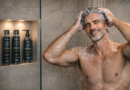Homem grisalho em banho shampoo - imagem gerada por IA